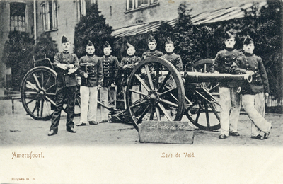 12918 Groepsportret van de bedieningsmanschappen bij een stuk veldgeschut bij een kazerne te Amersfoort.